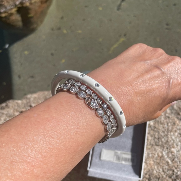 Chanel white plastic bangle - Picture 12 of 16